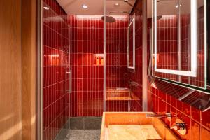 uma casa de banho vermelha com um chuveiro e um lavatório em Stay Lab Taksim em Istambul