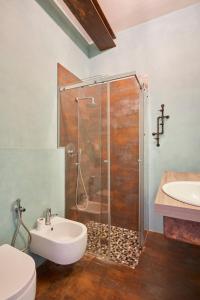 uma casa de banho com um chuveiro, um WC e um lavatório. em Bright and Peaceful Apartment in Historic Palazzo em Bolonha