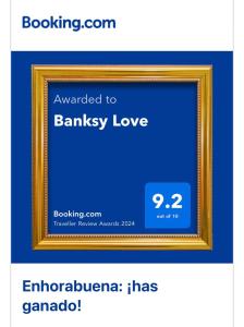 una foto de un marco dorado con las palabras otorgadas a Banney Love en Banksy Love, en Reinosa