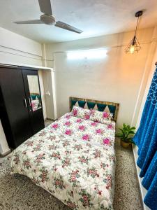 ein Schlafzimmer mit einem großen Bett mit Blumen darauf in der Unterkunft Bliss Studio’s - Entire 1 BHK Apartment in Nagpur