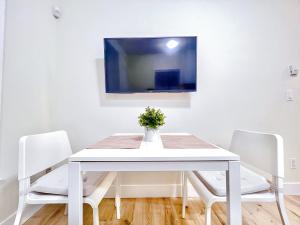 TV a/nebo společenská místnost v ubytování Si & Daniel Home Near YVR Airport & Skytrain Separate Entry Free Parking