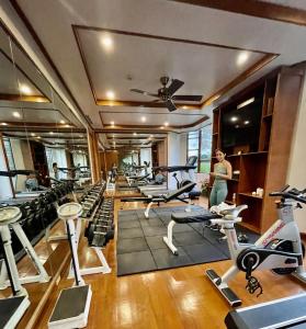 een fitnessruimte met een stel loopbanden en machines bij Mountain view room at Forest Lodge Hotel, Camp John Hay-Private unit 549 in Baguio