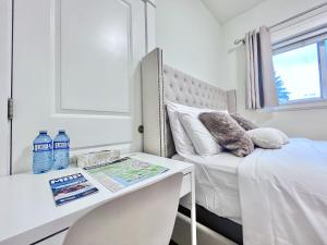 Postel nebo postele na pokoji v ubytování Si & Daniel Home Near YVR Airport & Skytrain Separate Entry Free Parking