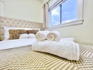 Postel nebo postele na pokoji v ubytování Si & Daniel Home Near YVR Airport & Skytrain Separate Entry Free Parking