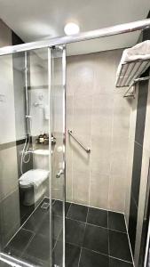 uma cabina de duche na casa de banho com WC em Mountain view room at Forest Lodge Hotel, Camp John Hay-Private unit 549 em Baguio