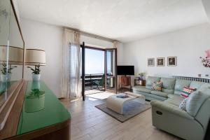 ein Wohnzimmer mit einem Sofa und einem Tisch in der Unterkunft Appartamento Bella Vista in Premeno