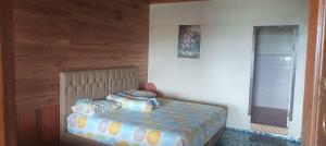 Postel nebo postele na pokoji v ubytování Nias Shady Palm surfcamp