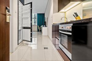 Spacious Studio In Business Bay في دبي: مطبخ كبير مع موقد ومغسلة