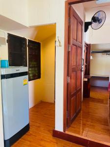 une cuisine avec un réfrigérateur et une porte ouverte dans l'établissement Lungsonhouse, à Pai