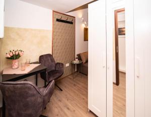 Posedenie v ubytovaní Free Parking -Corvin Palace Residence-3BDRM,6ppl,Wifi,AC