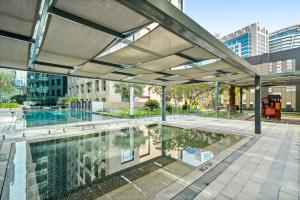 Spacious Studio In Business Bay في دبي: مسبح في مبنى عليه مظلة