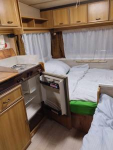 a small room with a bed in an rv at Kemping pod figą in Granichar