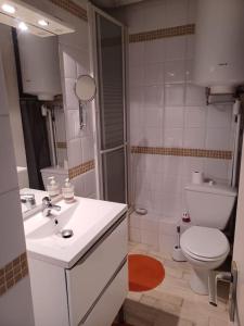 Ένα μπάνιο στο Studio centre-ville à 2 pas de la plage