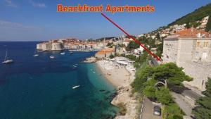 ドゥブロヴニクにあるThe Beachfront Dubrovnik Old Townの海上ボートが浮かぶビーチの空中ビュー