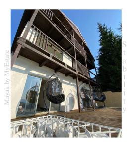 un bâtiment avec un balcon et des chaises sur une terrasse dans l'établissement Aparthotel "Mayak Yablunytsia", à Yablunytsya