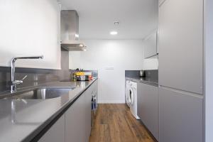 Kuchnia lub aneks kuchenny w obiekcie Feelathome Goya Apartments