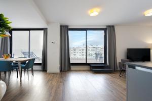 Telewizja i/lub zestaw kina domowego w obiekcie Feelathome Goya Apartments