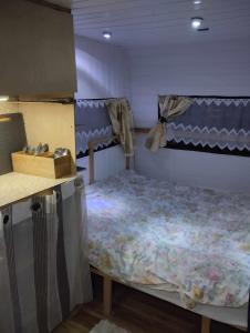 GranicharにあるKemping pod figąのベッドルーム1室(ベッド1台、ドレッサー付)
