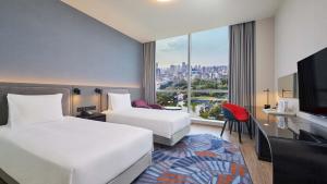 台中的住宿－臺中公園智選假日飯店，酒店客房设有两张床和大窗户。
