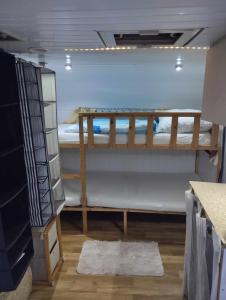GranicharにあるKemping pod figąの二段ベッド2組が備わる客室です。