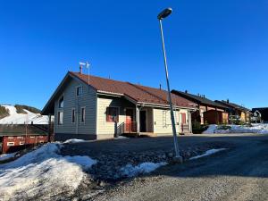 ein Haus mit Straßenbeleuchtung davor in der Unterkunft Himoskuikka in Jämsä