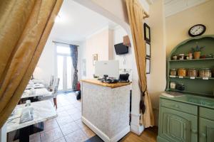 una cucina con arco e bancone in una stanza di OYO Lina Guest House a Oxford