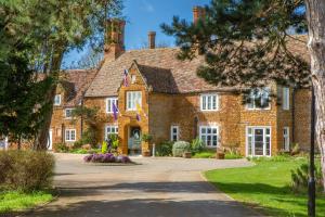 a large brick house with a driveway at Gorgeous Cottage by the sea sleeps 10 5 bed 4 bath in Heacham