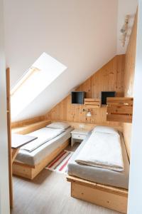 En eller flere senge i et værelse på Ferienhaus Kräuterhäusl + 26 billeder