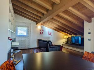 a dining room with a table and chairs at Cozy Family Retreat/ 5 pl/ 1h drive from Venice in Caldiero