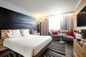 Ένα ή περισσότερα κρεβάτια σε δωμάτιο στο Novotel Limoges Le Lac