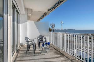Vue générale sur la mer ou vue sur la mer prise depuis l'appartement