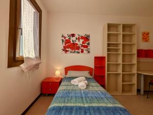 Habitación pequeña con cama y ventana en Cozy Family Retreat/ 5 pl/ 1h drive from Venice, en Caldiero