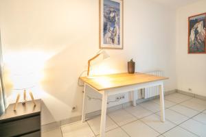 escritorio con lámpara en la habitación en Studio 3 Oisans - Terrasse et parking privé, en Meylan