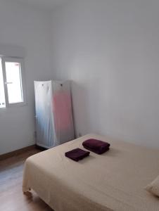 a bedroom with a bed with two towels on it at Habitación en piso compartido in Madrid
