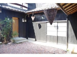 um edifício preto com uma garagem com uma porta em base sanablend - Vacation STAY 37429v em Kyotango
