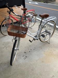 Una bicicleta con una cesta aparcada en una calle en base sanablend - Vacation STAY 37429v, en Kyotango