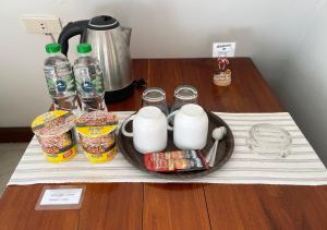 un tavolo con un vassoio di cibo e bevande di Popeye House a Mae Hong Son