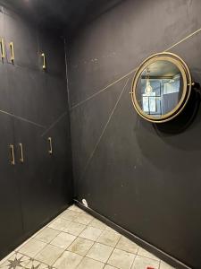 Zimmer mit einem Spiegel an einer schwarzen Wand in der Unterkunft New Gudauri Loft 2 Apartment 129 in Gudauri