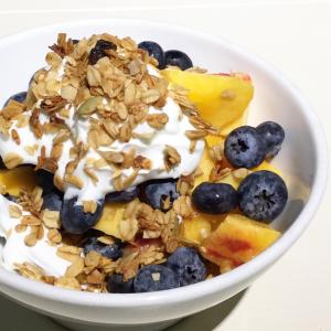 eine Schale mit Obst und Joghurt mit Blaubeeren und Müsli in der Unterkunft Marston House Wiscasset in Wiscasset