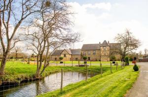 シャントピにあるMaison d'hôtes et gîte au Manoir de la Haute Pilaisの家の前の川と家