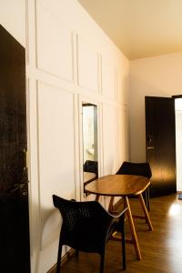 Zimmer mit einem Tisch, Stühlen und einem Fenster in der Unterkunft Solo's Inn in Kohīma