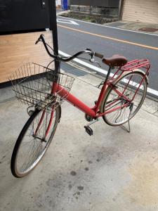 uma bicicleta vermelha com um cesto estacionado numa rua em base sanablend - Vacation STAY 37433v em Kyotango