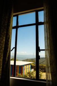 ein Fenster mit Blick auf ein farbenfrohes Gebäude in der Unterkunft Solo's Inn in Kohīma