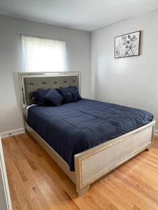 um quarto com uma cama grande e lençóis azuis em 1 king/2queen bd home next to big park em Lexington