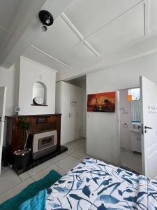 Cette chambre comprend un lit et un four micro-ondes. dans l'établissement A Cheerful Furnished Bedroom Retreat, à Johannesbourg