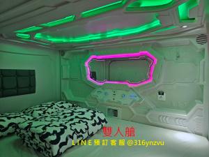 um quarto com uma cama e luzes de néon em 天河行旅 em Luodong