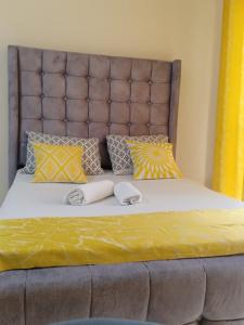Postel nebo postele na pokoji v ubytování Roma Stays - Spacious Studio in Nyali opp Retna Square Close to Nyali Cinemax