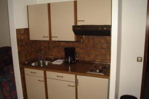 eine Küche mit einer Spüle und einer Arbeitsplatte in der Unterkunft Haus Dwarslöper, Ferienwohnung 5 in Cuxhaven