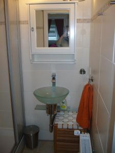 eine Person, die ein Bild von einem Waschbecken in einem Bad macht in der Unterkunft Voßhörn 27, Ferienwohnung 4 in Cuxhaven