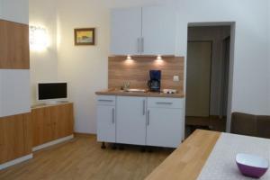 eine Küche mit einer Spüle und einer Arbeitsplatte in der Unterkunft Seehütte Ferienwohnung 104 in Cuxhaven